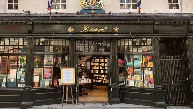 Intre Sarut si Durere de Anisoara Laura Mustetiu in Hatchards London