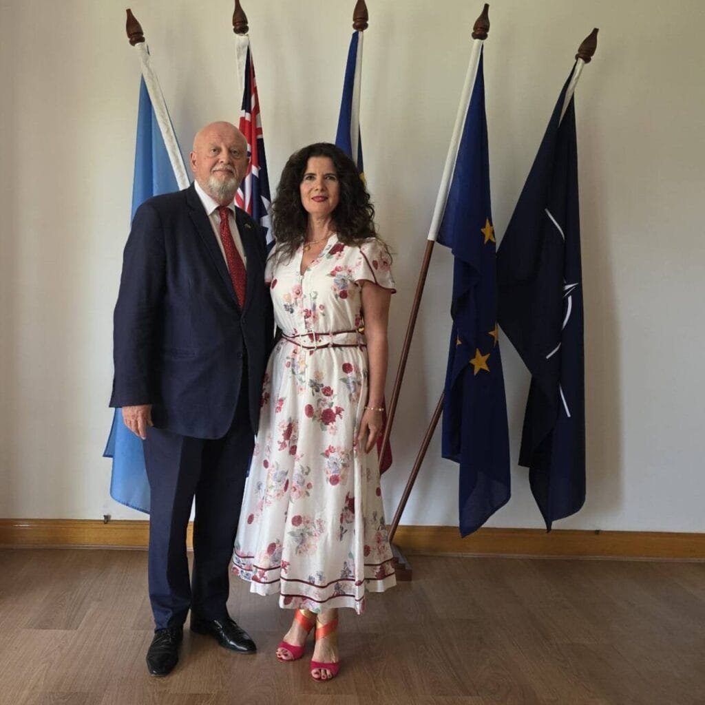 Ambasadorul Romaniei in Australia si scriitoara Anisoara Laura Mustetiu